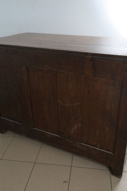 Commode en noyer ouvrant par trois tiroirs,...