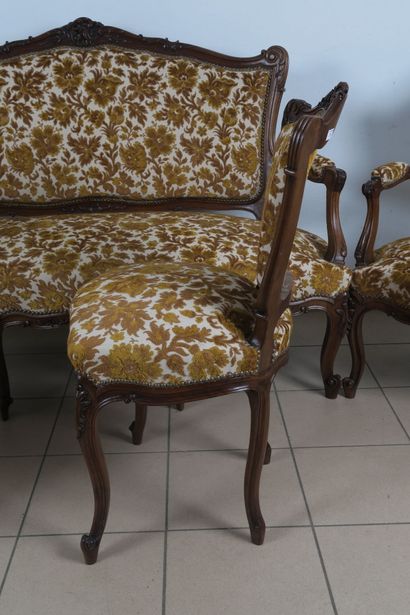 Mobilier de salon en noyer mouluré et sculpté...
