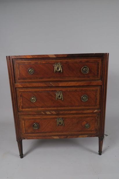 Petite commode formant écritoire en placage...