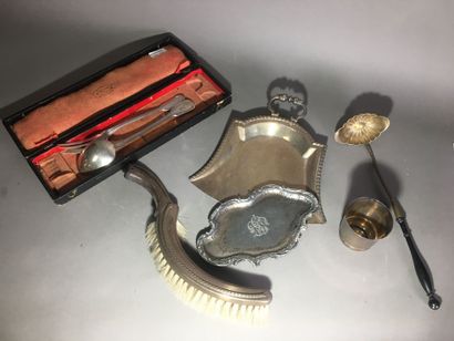Lot de métal argenté composé d'un ramasse-miettes...