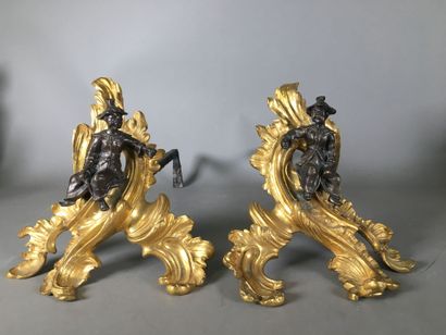 Une paire de chenets en bronze doré et fonte...