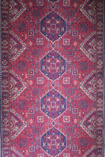 Tapis galerie en laine à décor de médaillons...