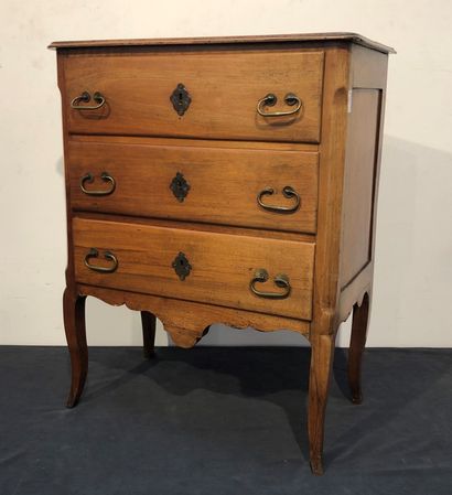 Petite commode en noyer ouvrant par trois...