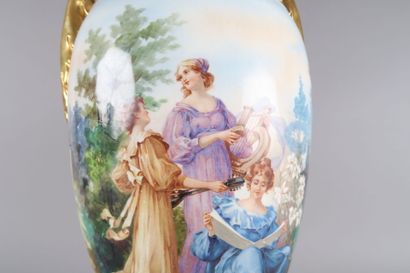 Amphore en porcelaine à décor polychrome...