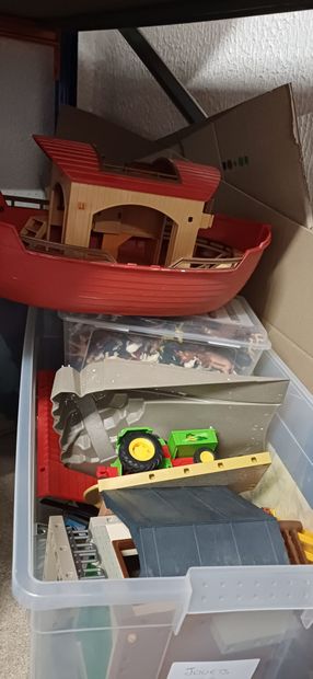 Important lot de Playmobil comprenant : Maison...