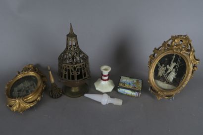 Lot de divers objets de vitrine comprenant...