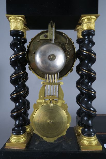 Pendule portique à colonnes torses en bois...