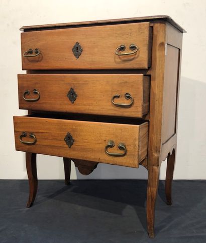 Petite commode en noyer ouvrant par trois...
