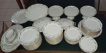 LIMOGES 
Service en porcelaine blanche à...
