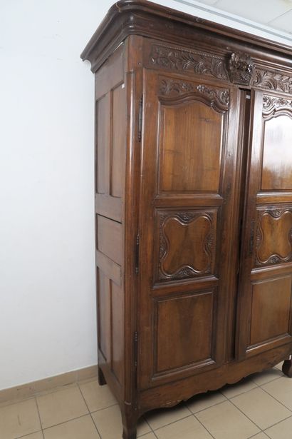 Armoire en noyer mouluré ouvrant par deux...