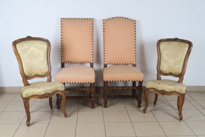Paire de chaises en noyer mouluré et sculpté...