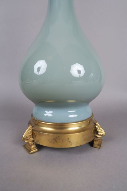 Vase en porcelaine céladon monté en lampe,...