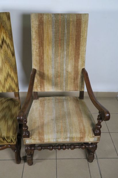 Paire de fauteuils en bois fruitier à haut...