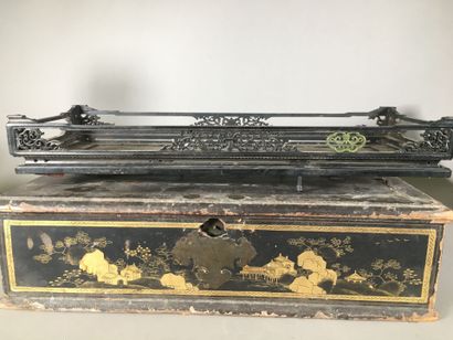 Coffret en bois noirci et laqué à décor de...
