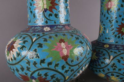Paire de vases en porcelaine à décor polychrome...