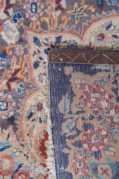 IRAN
Tapis Kashmar en laine à décor de vase...
