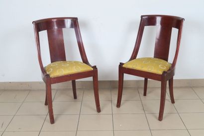 Paire de chaises gondole à tête de dauphin...