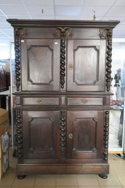 Buffet deux corps ouvrant par quatre portes...