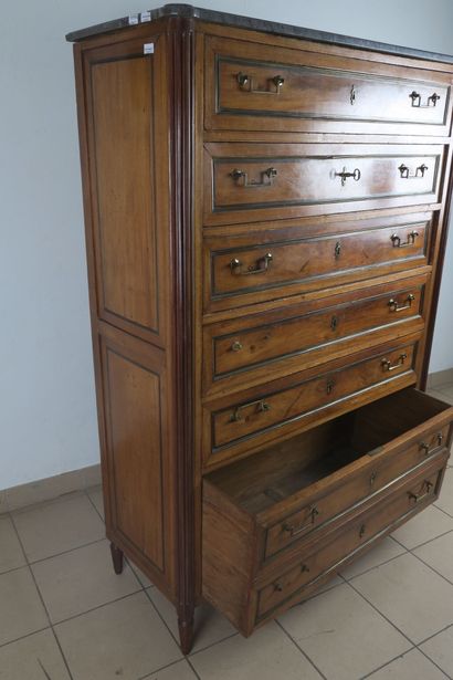 Grand chiffonnier simulant un semainier en...