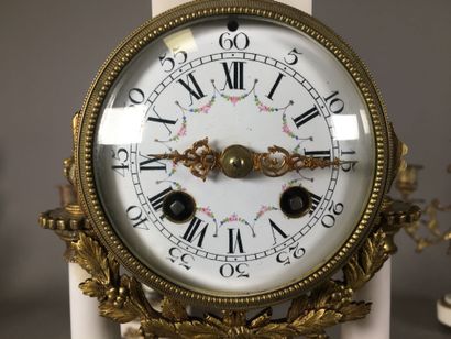 Garniture de cheminée en onyx blanc, à décor...