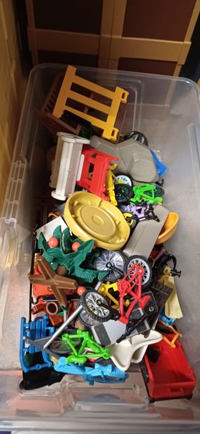 Important lot de Playmobil comprenant : Maison...
