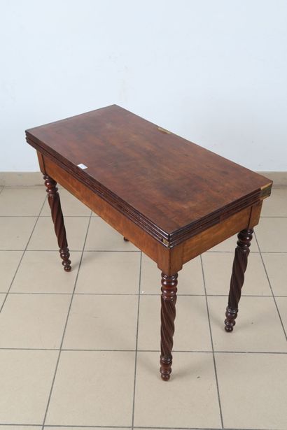 Table à jeu à en noyer et placage de noyer,...