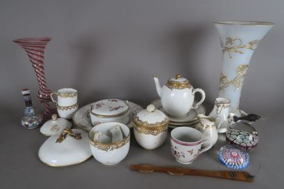 Lot de divers objets de vitrine dont un face...