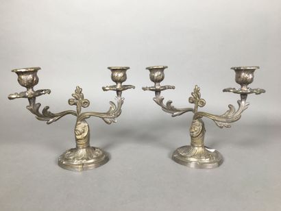 Paire de bouts de table à deux lumières feuillagées...