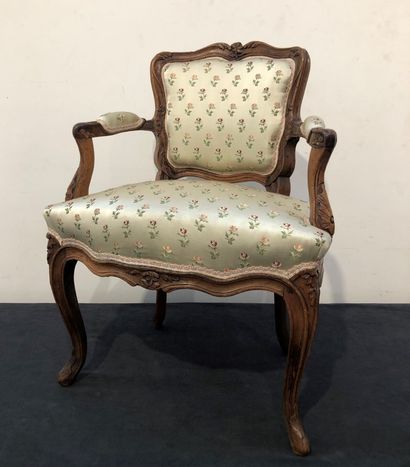 Fauteuil bas en noyer mouluré et sculpté...