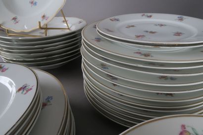 LIMOGES 
Service de porcelaine à décor polychrome...