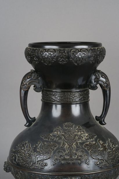 Important vase en bronze patiné à décor en...