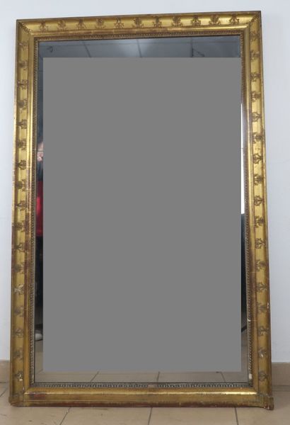 Miroir trumeau en bois et stuc doré à décor...
