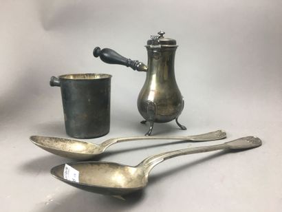 Lot d'argenterie comprenant :
- Deux cuillères...