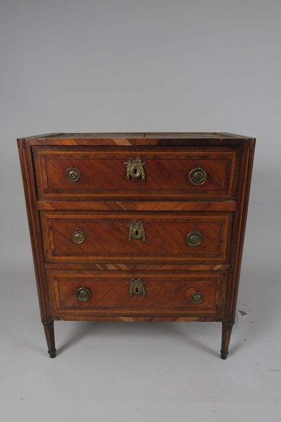 Petite commode formant écritoire en placage...