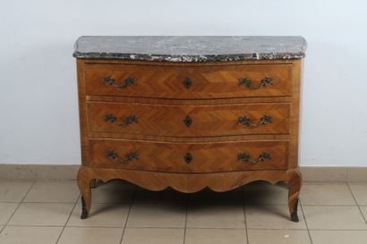 Commode légèrement galbée en placage de bois...