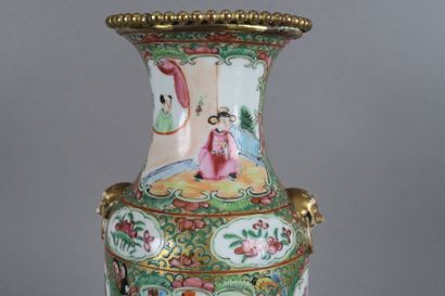 CANTON - XIXe siècle
Vase en porcelaine polychrome...