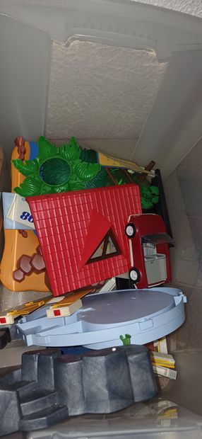 Important lot de Playmobil comprenant : Maison...