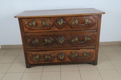 Commode en noyer ouvrant par trois tiroirs,...