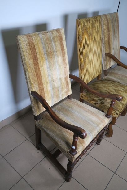 Paire de fauteuils en bois fruitier à haut...