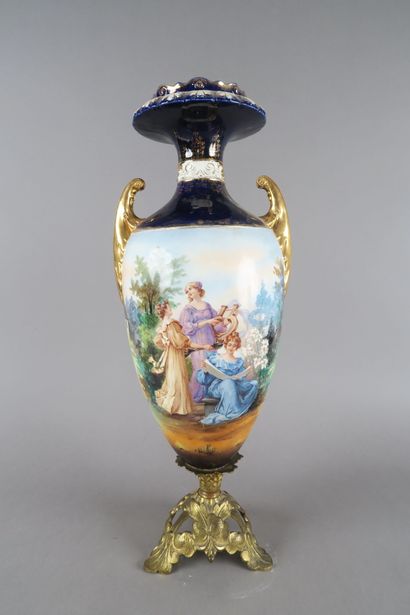 Amphore en porcelaine à décor polychrome...