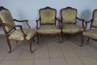 Suite de quatre larges fauteuils en noyer...
