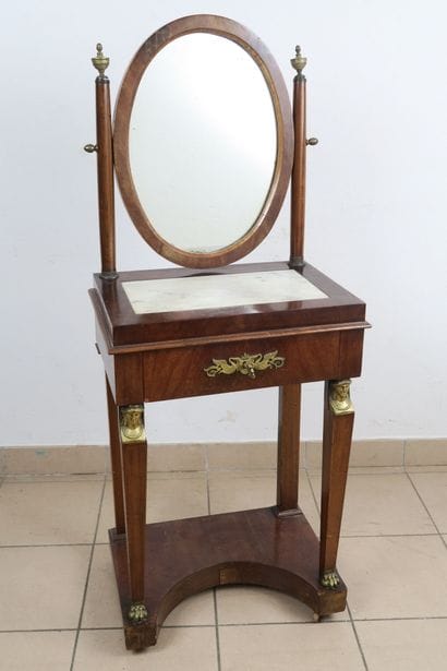 Coiffeuse en acajou et placage d'acajou ouvrant...