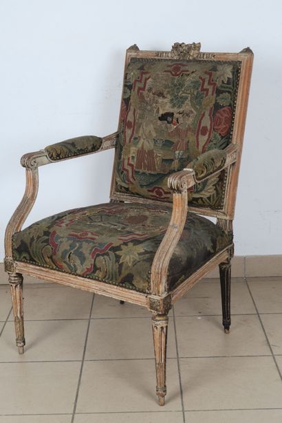 Fauteuil en noyer mouluré et sculpté, anciennement...