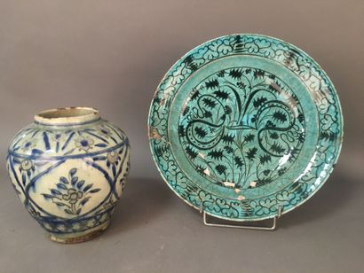 IRAN - XIXe siècle
Plat et vase en céramique...