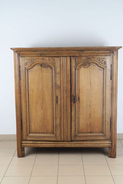 Petite armoire en chêne mouluré et sculpté...