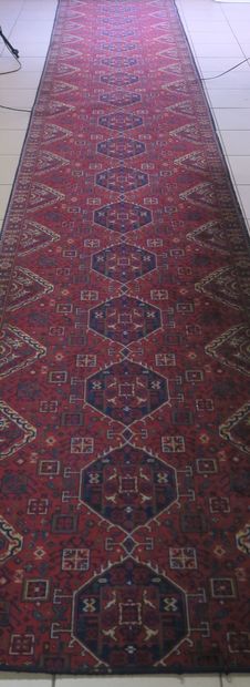 Tapis galerie en laine à décor de médaillons...