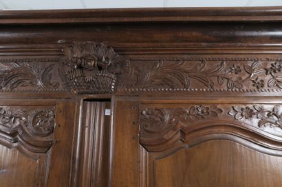 Armoire en noyer mouluré ouvrant par deux...