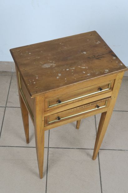 Chevet en bois fruitier bagueté de laiton...