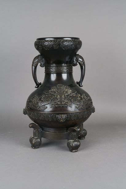 Important vase en bronze patiné à décor en...