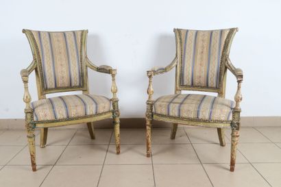 Paire de fauteuils en bois fruitier, moulurés,...